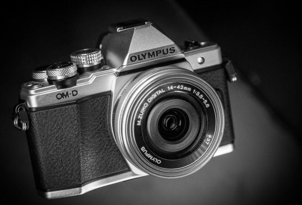 Olympus OM-D Systemkamera in Schwarzweiß, mit gerichtetem Licht inszeniert