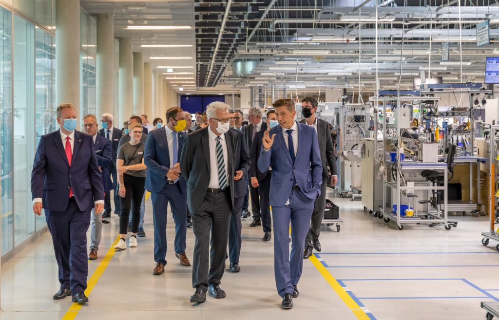 Delegation mit Ministerpräsident Kretschmann beim Rundgang durch eine Fertigungshalle