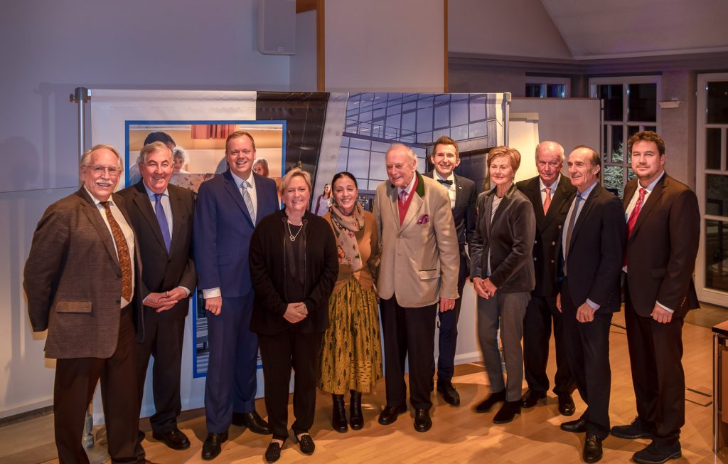 Gruppenbild mit Ehrengästen beim Neujahrsempfang vor einer Stellwand