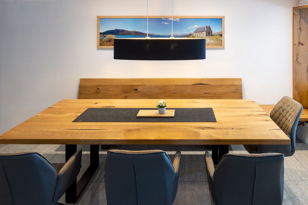 Esszimmer mit massivem Eichentisch, Sitzbank und Pendelleuchte