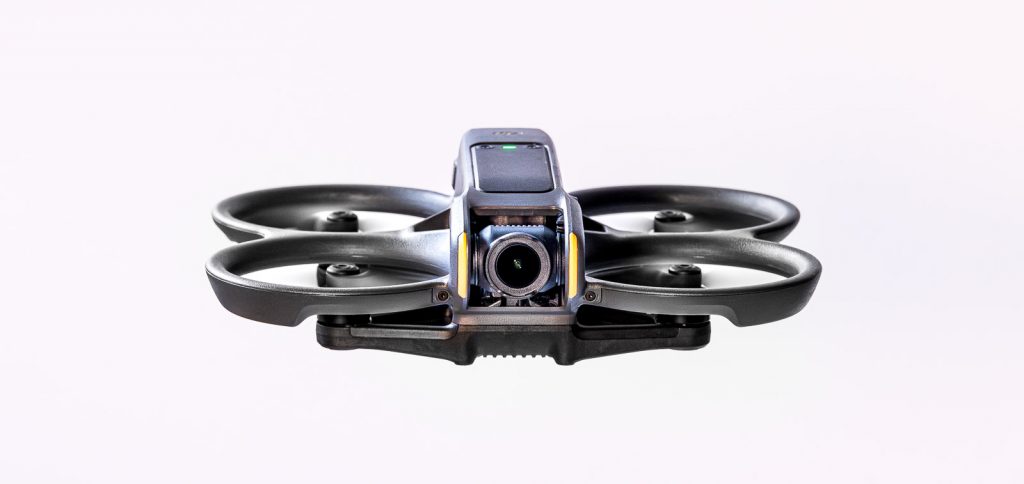 FPV-Drohne DJI Avata 2 freigestellt auf weißem Hintergrund