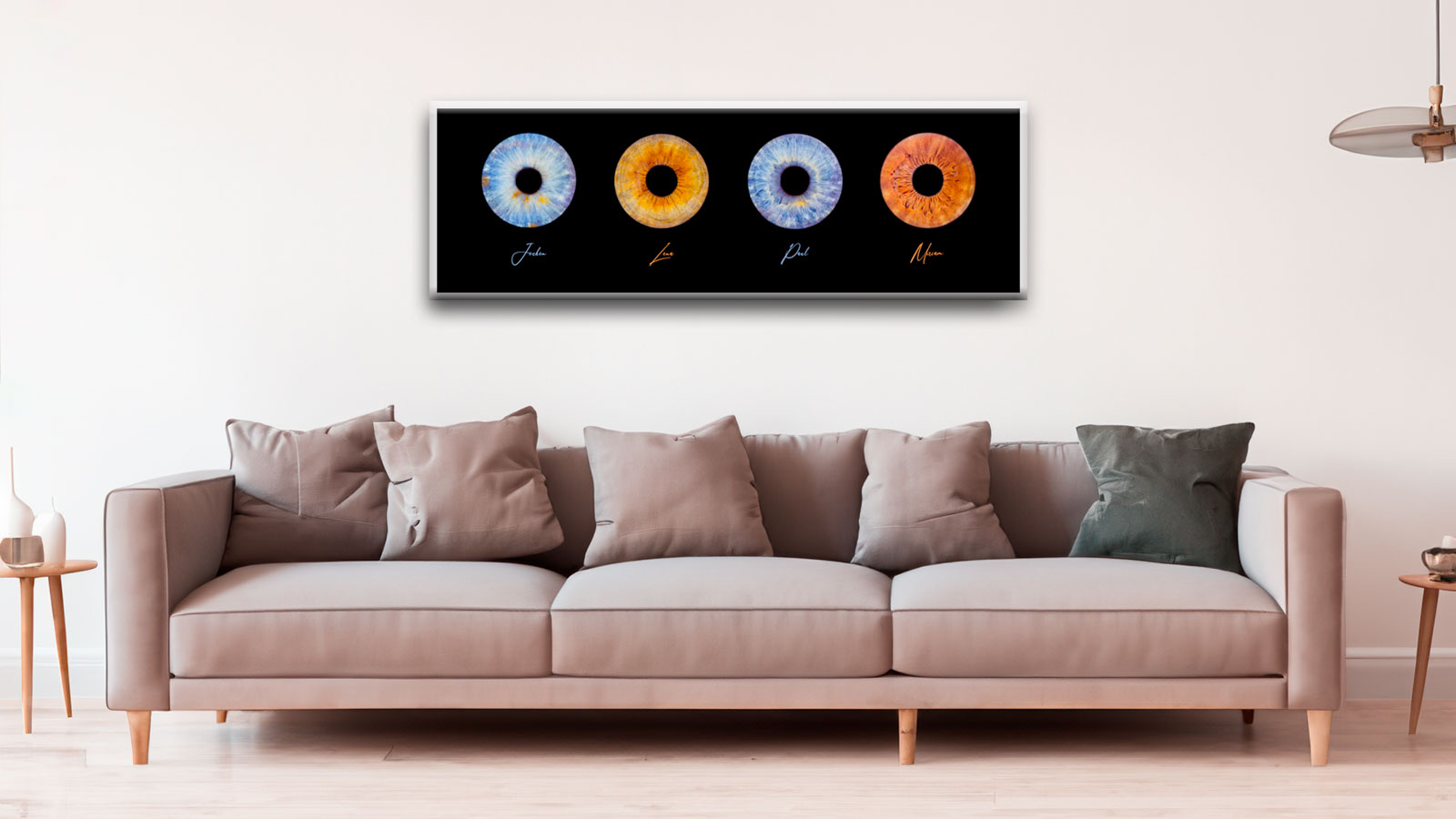 Wandbild mit vier Iris in einer Reihe über einem Sofa – Visualisierung