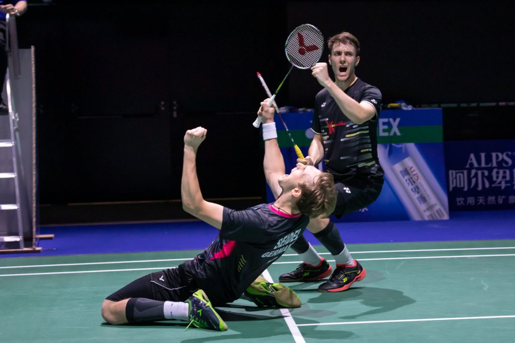 Zwei Badmintonspieler jubeln auf dem Court nach dem Punktgewinn