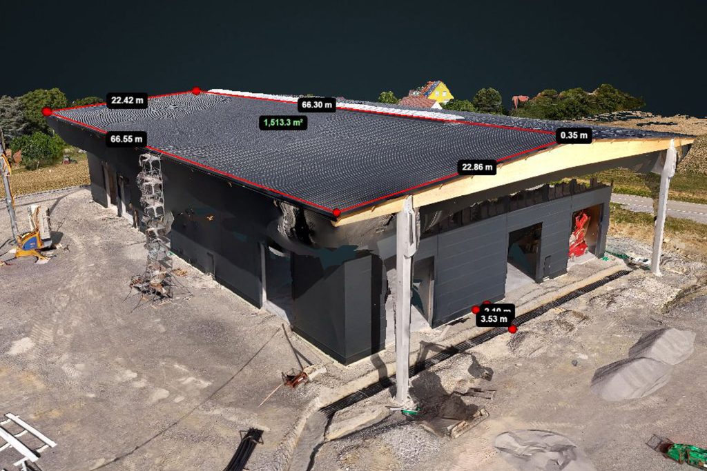 Photogrammetrie-Modell eines Hallenrohbaus mit vermessenen Dachkanten und Fläche