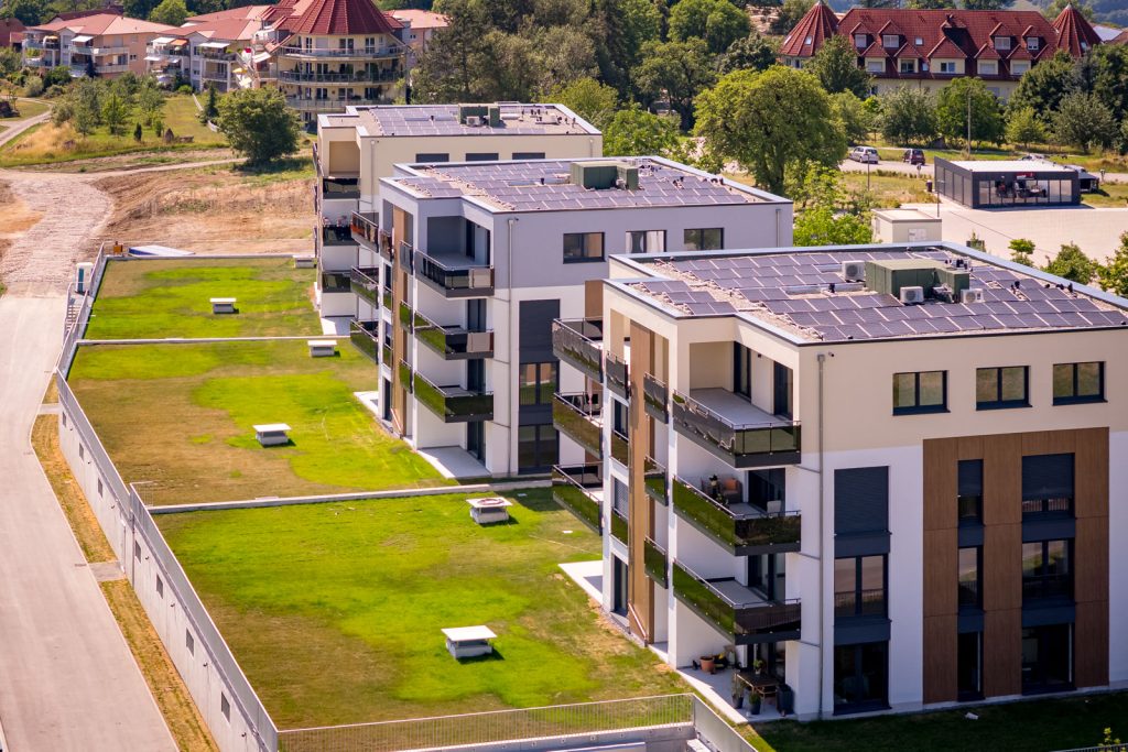 Neubau-Wohnanlage mit begrüntem Dach aus der Vogelperspektive